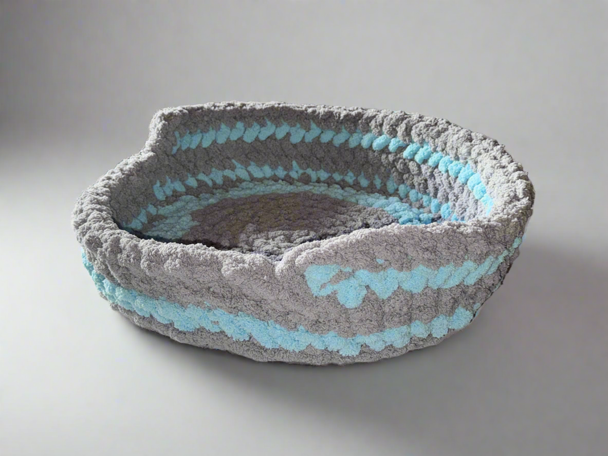 Handmade Tight-Knit Chunky Round Large Pet Bed