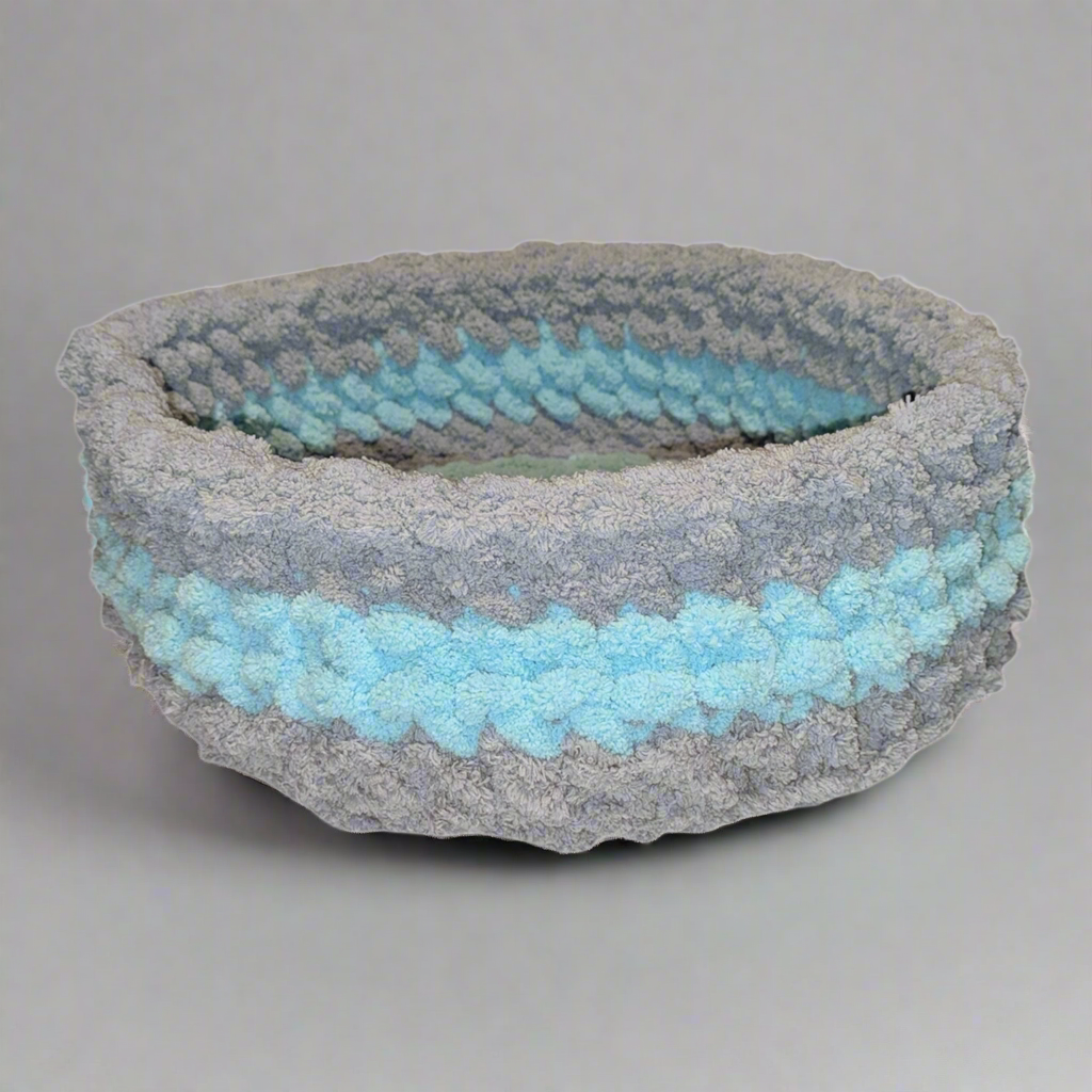 Handmade Tight-Knit Chunky Round Medium Pet Bed