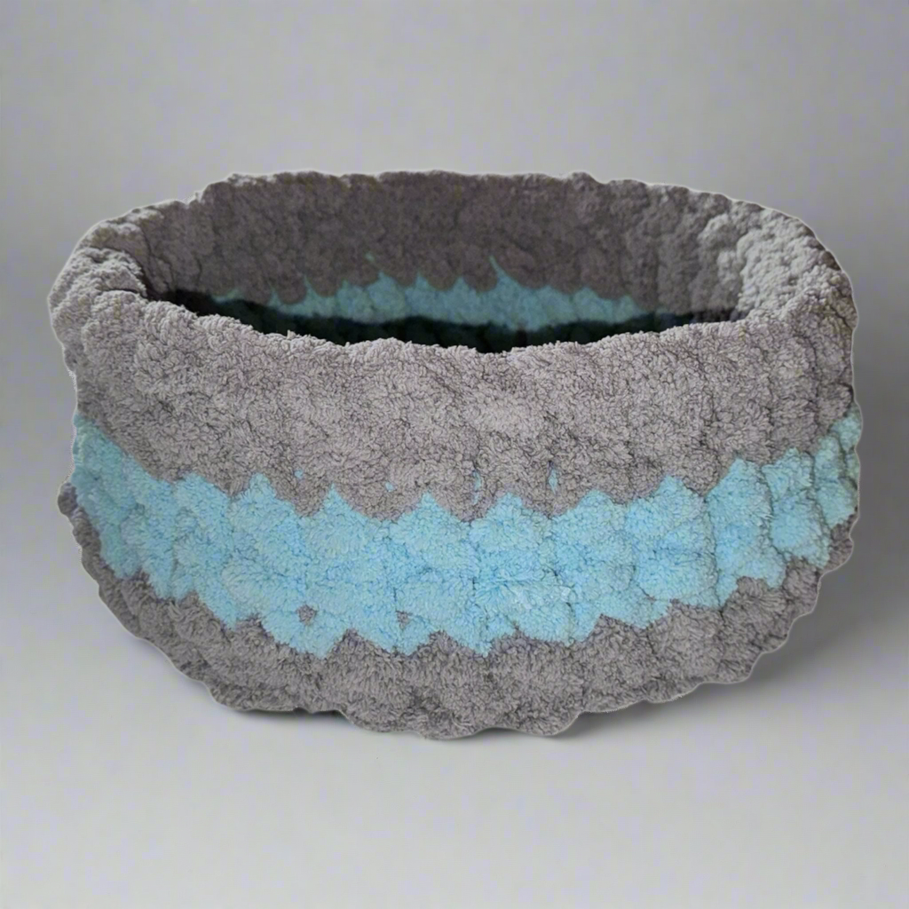 Handmade Tight-Knit Chunky Round Small Pet Bed
