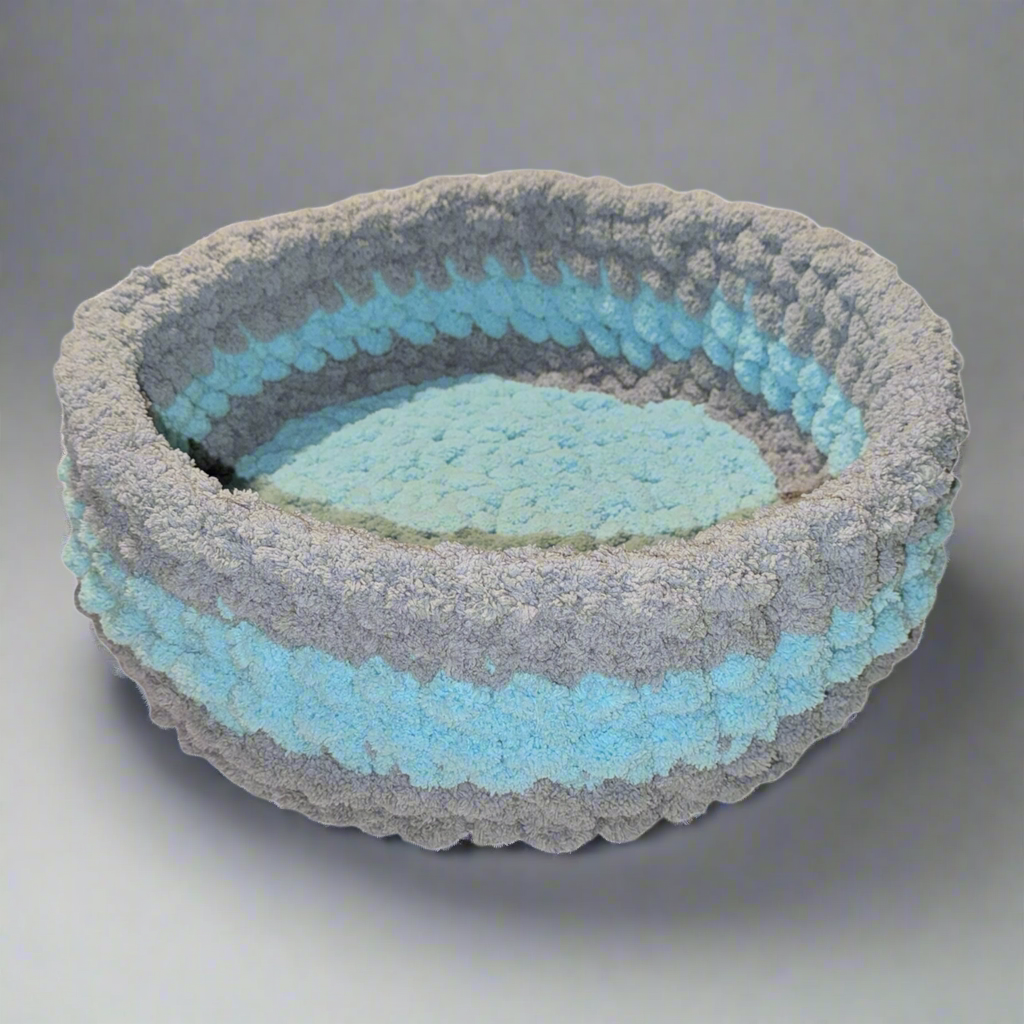 Handmade Tight-Knit Chunky Round Medium Pet Bed