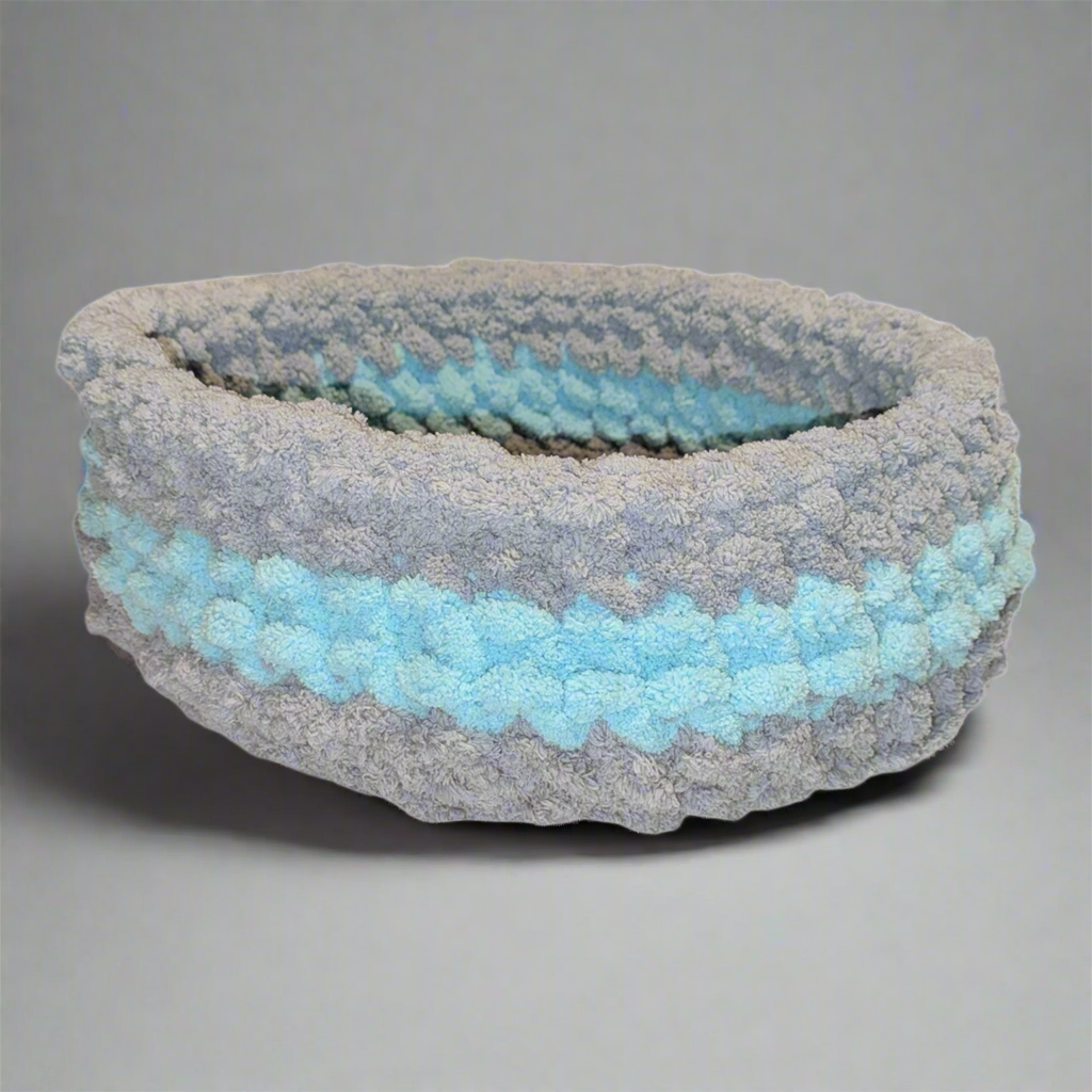 Handmade Tight-Knit Chunky Round Medium Pet Bed