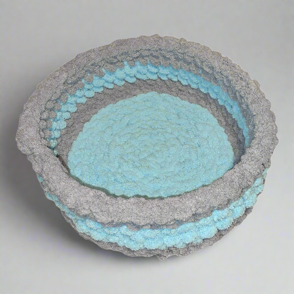 Handmade Tight-Knit Chunky Round Medium Pet Bed