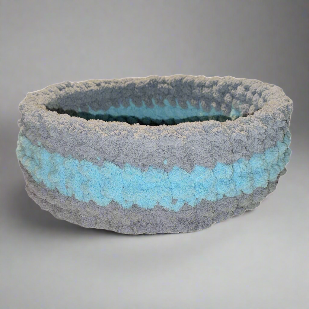 Handmade Tight-Knit Chunky Round Medium Pet Bed